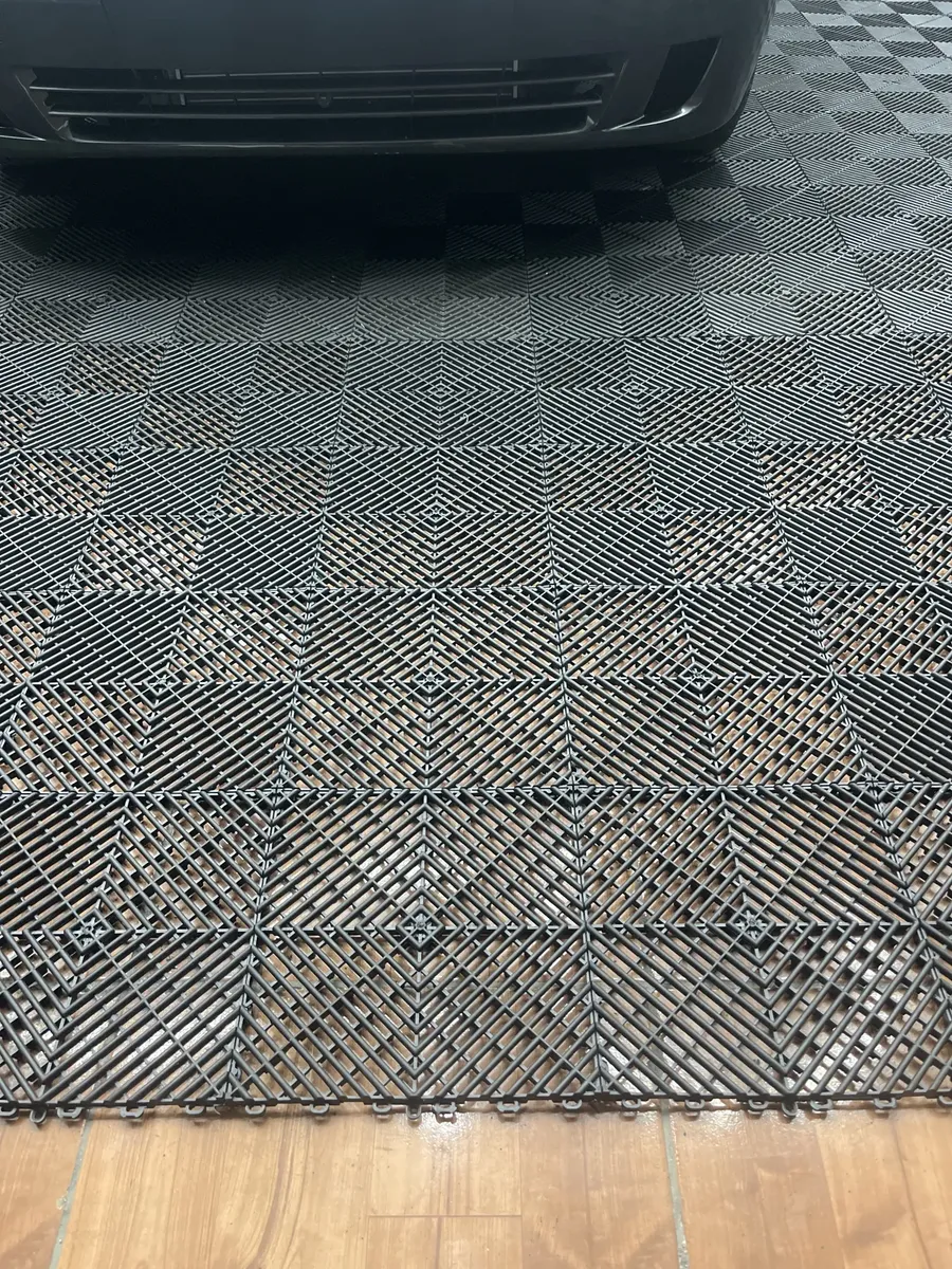 Piso modular preto instalado sob um veículo
