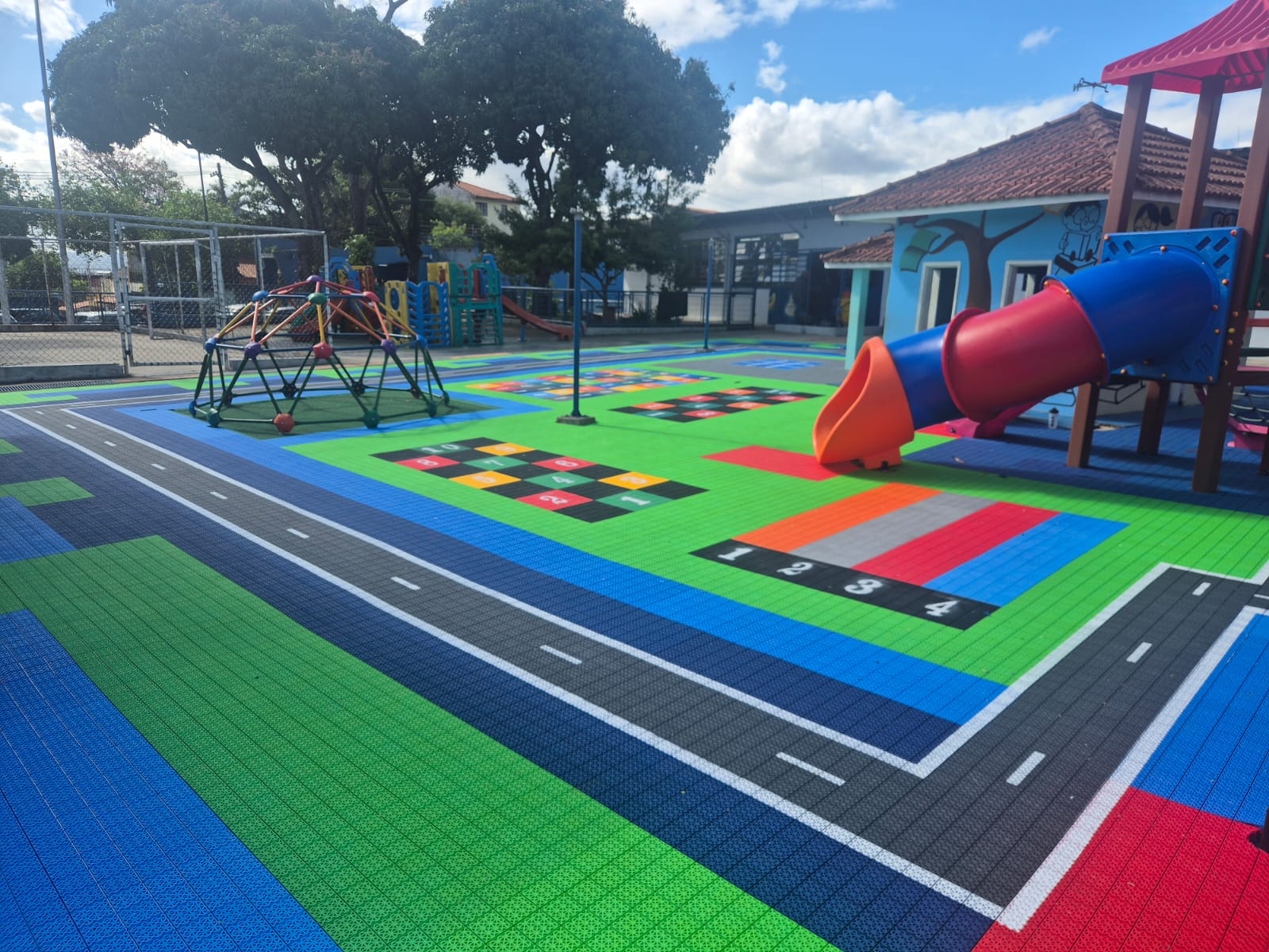 Playground com piso modular colorido e circuito infantil