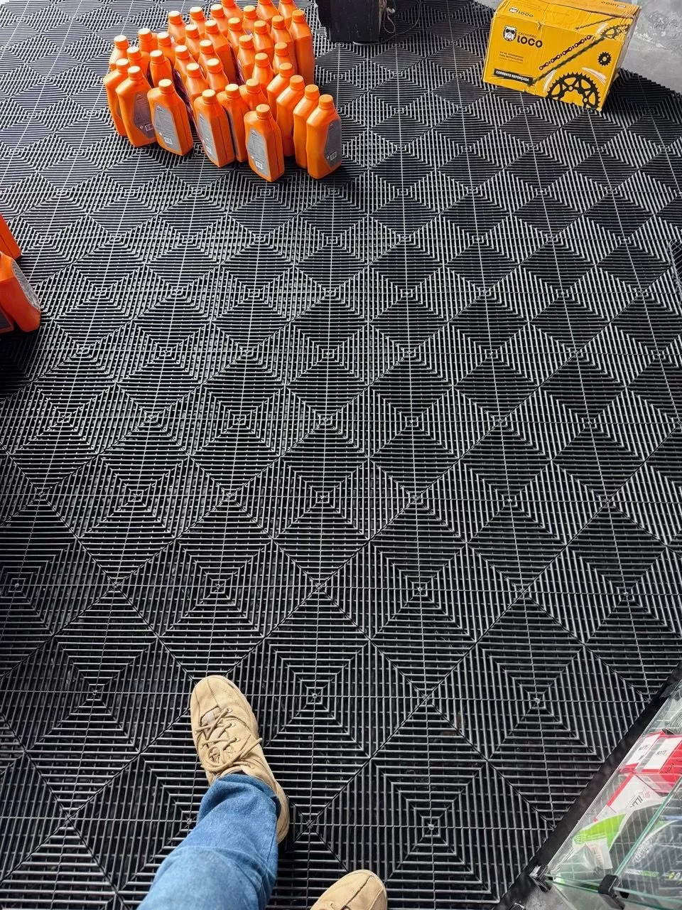 Piso modular preto em ambiente de trabalho