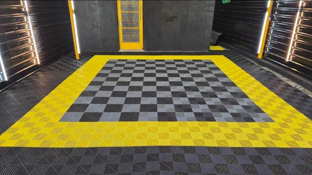 Ambiente com piso modular preto e amarelo